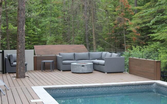 Patio de piscine creusé dans les Laurentides