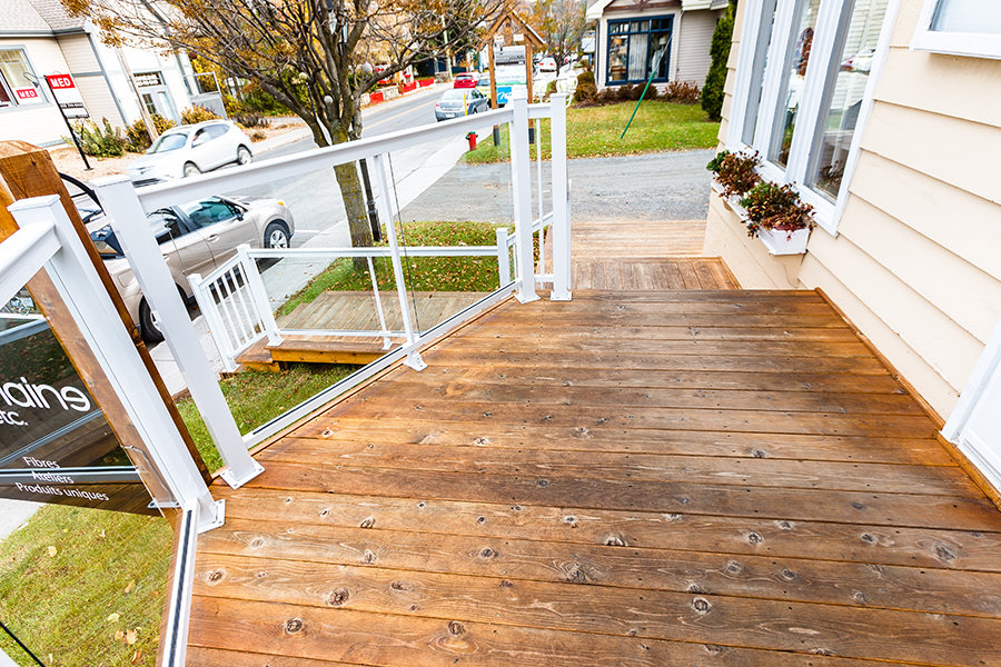 Patio en cèdre neuf: Combien de temps attendre avant de le traiter