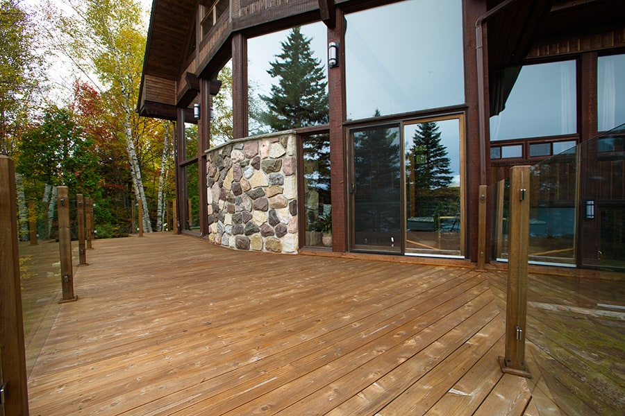 Patio en cèdre neuf: Combien de temps attendre avant de le traiter